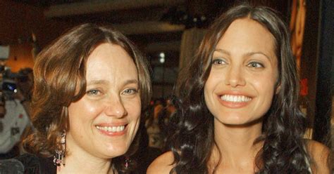 Angelina Jolie Shares Old Pic with Mom Who Died of Ovarian。